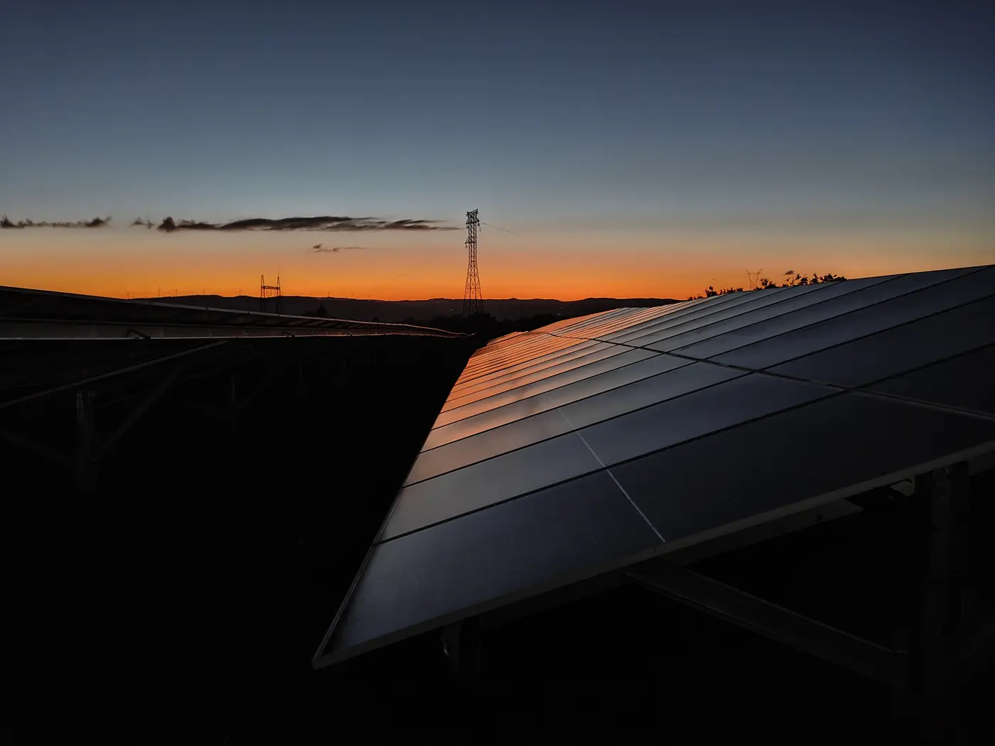 Central solar fotovoltaica ao pôr do sol